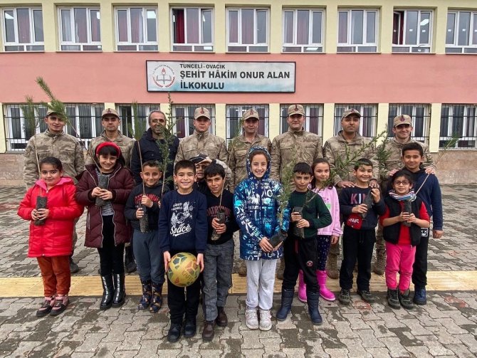 Tunceli’de Jandarma, Öğrencilerle Birlikte Fidan Dikti