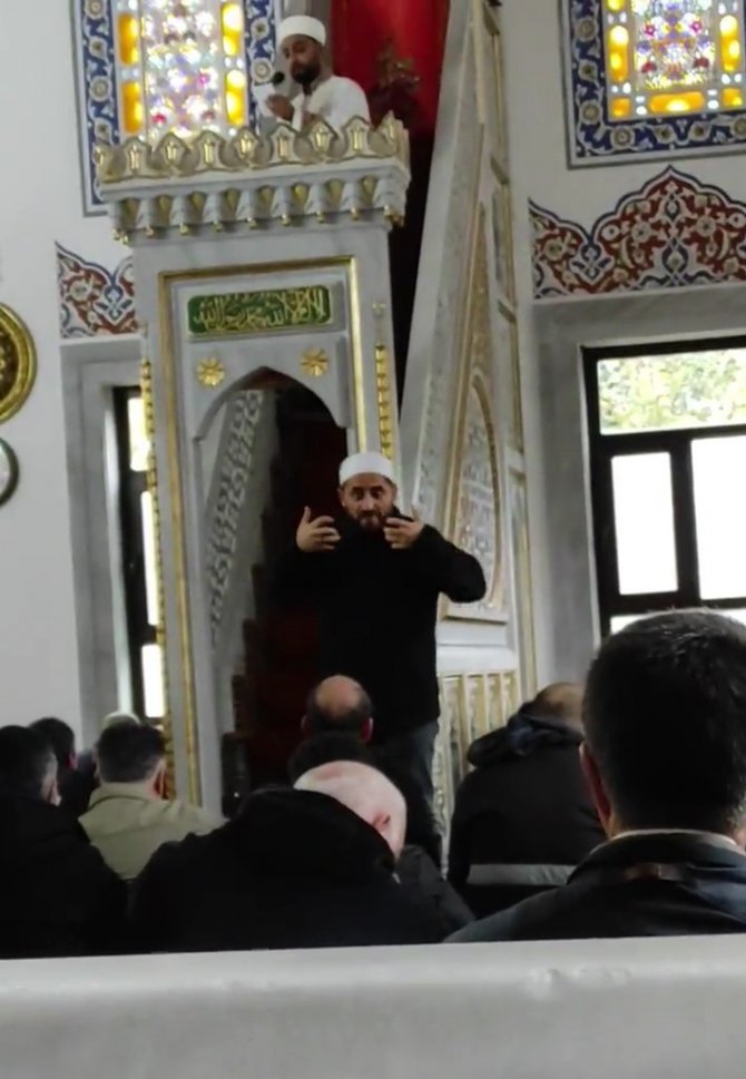 Üsküdar’da Cuma Hutbesini Engelli Vatandaşa İşaret Diliyle Anlattı