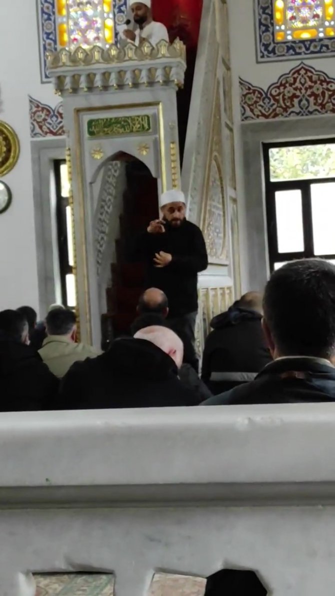 Üsküdar’da Cuma Hutbesini Engelli Vatandaşa İşaret Diliyle Anlattı
