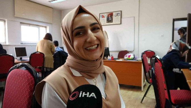 Vanlı Kadınlar Hem Kurslarıyla Daha Mutlu
