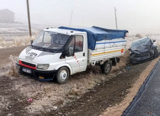 Kontrolden Çıkan Kamyonete Otomobil Arkadan Çarptı