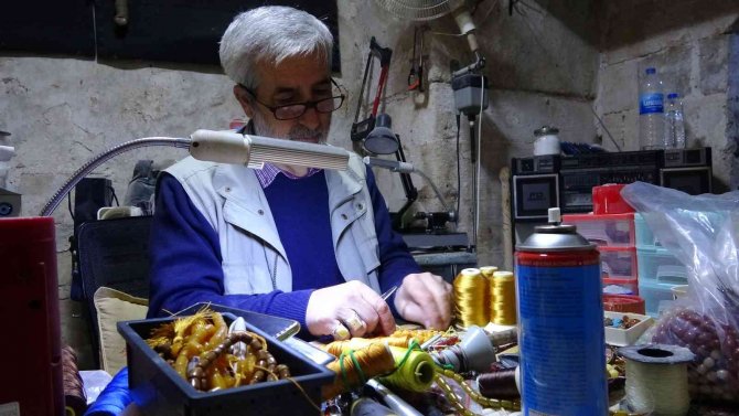 500 Yıllık Dükkanda İşini Sabırla Yapıyor