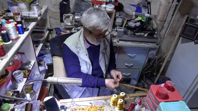 500 Yıllık Dükkanda İşini Sabırla Yapıyor