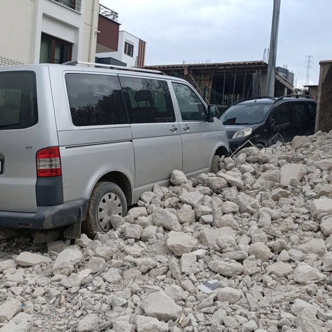 Yalova’da Moloz Yüklü Hafriyat Kamyonu Devrildi