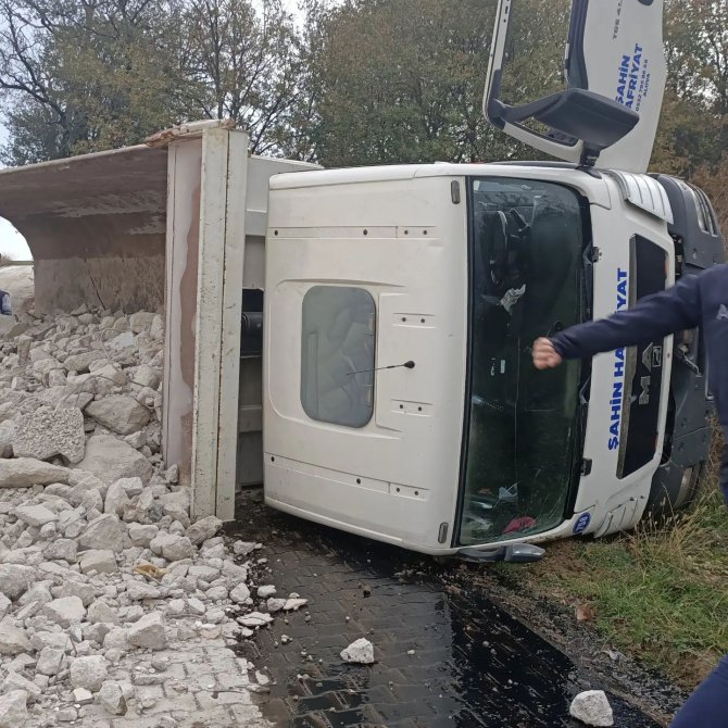 Yalova’da Moloz Yüklü Hafriyat Kamyonu Devrildi