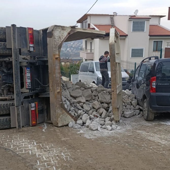 Yalova’da Moloz Yüklü Hafriyat Kamyonu Devrildi