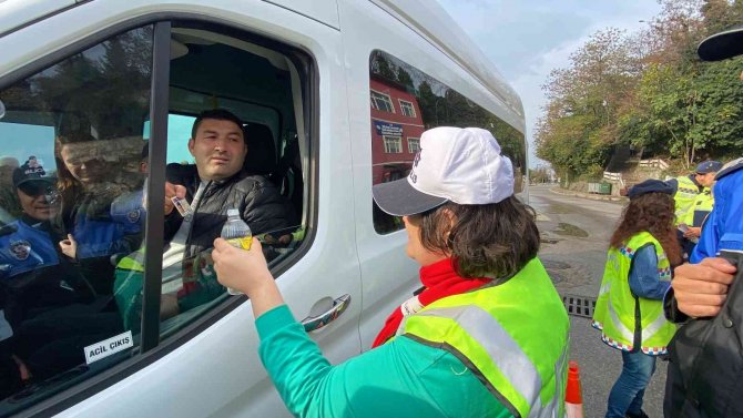 Engelli Bireyler Trafik Görevlisi Oldu, Sürücüleri Uyardı