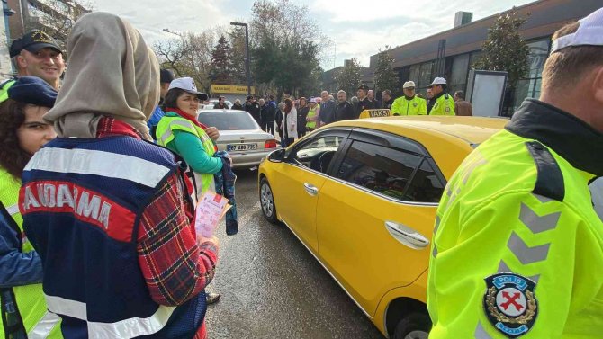 Engelli Bireyler Trafik Görevlisi Oldu, Sürücüleri Uyardı