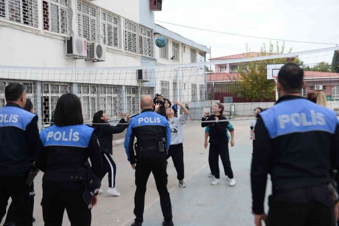 Polis Öğrencilere Kitap Dağıtıp, Voleybol Oynadı