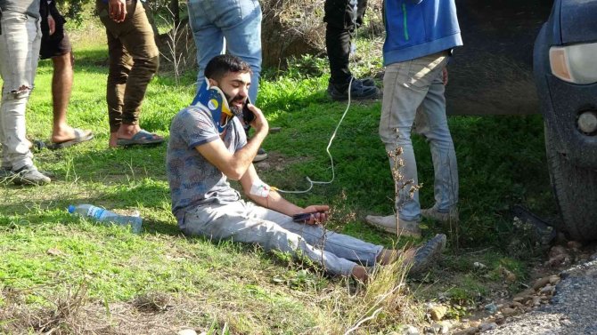 Antalya’da Kamyonet Otomobille Çarpıştı: 2 Yaralı