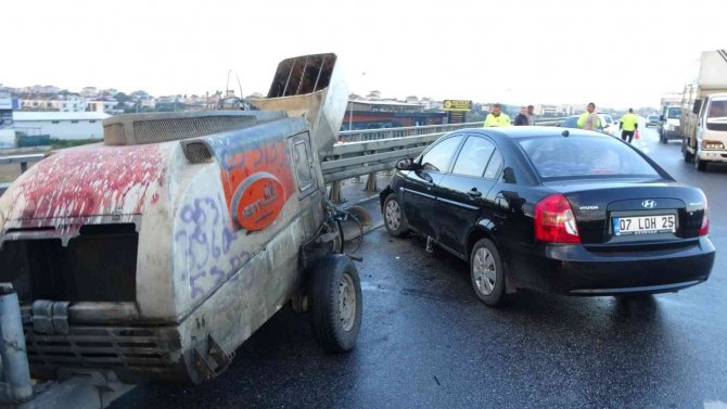 Antalya’da Otomobil Kamyonete Bağlı İş Makinesine Çarptı: 1 Yaralı