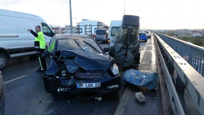 Antalya’da Otomobil Kamyonete Bağlı İş Makinesine Çarptı: 1 Yaralı