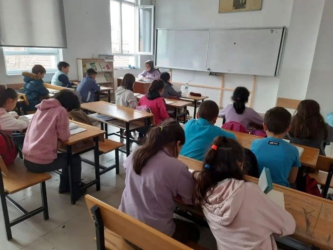 “Atatürk İ̇lkokulu Okuyor” Projesine İdareci, Öğretmen Ve Personel Desteği