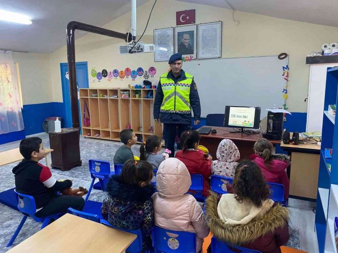Jandarma Ekipleri Bilgilendirme Çalışmalarına Devam Ediyor