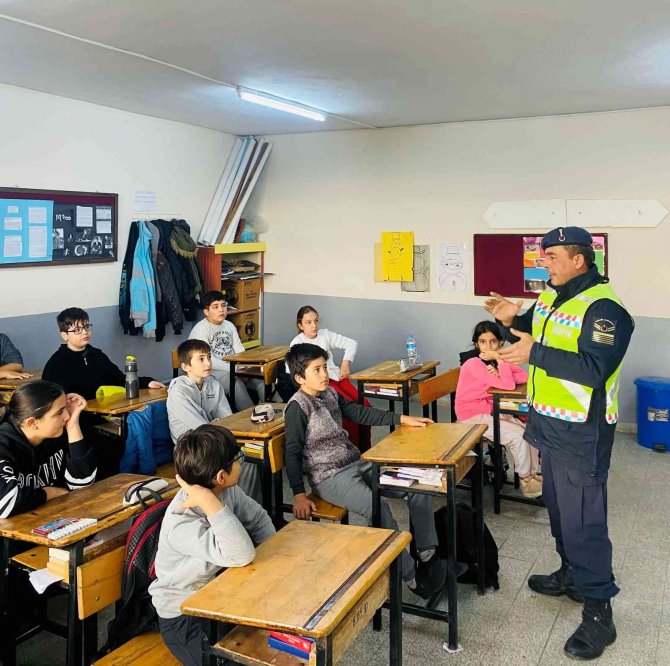Jandarma Ekipleri Bilgilendirme Çalışmalarına Devam Ediyor