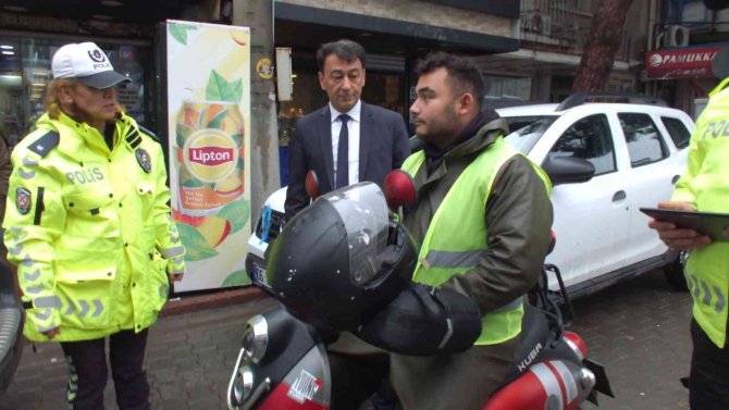 Balıkesir’de Polis Ceza İçin Değil, Yelek Hediye Etmek İçin Durdurdu