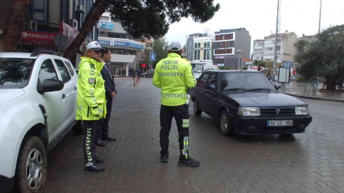 Balıkesir’de Polis Ceza İçin Değil, Yelek Hediye Etmek İçin Durdurdu