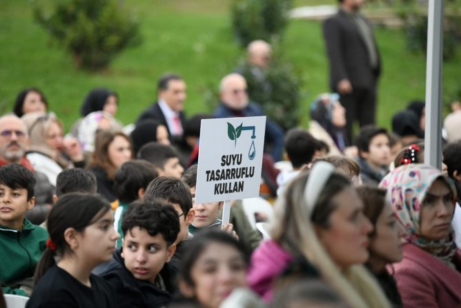 Bu Parkta Otomobil Lastikleri Salıncak, Elektronik Atıklar Aydınlatma Direği