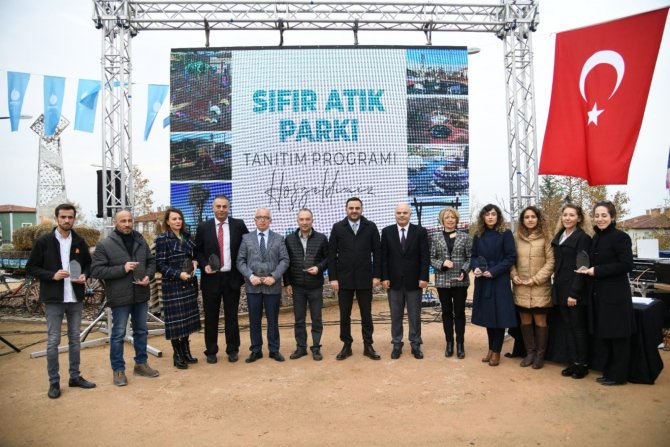 Bu Parkta Otomobil Lastikleri Salıncak, Elektronik Atıklar Aydınlatma Direği