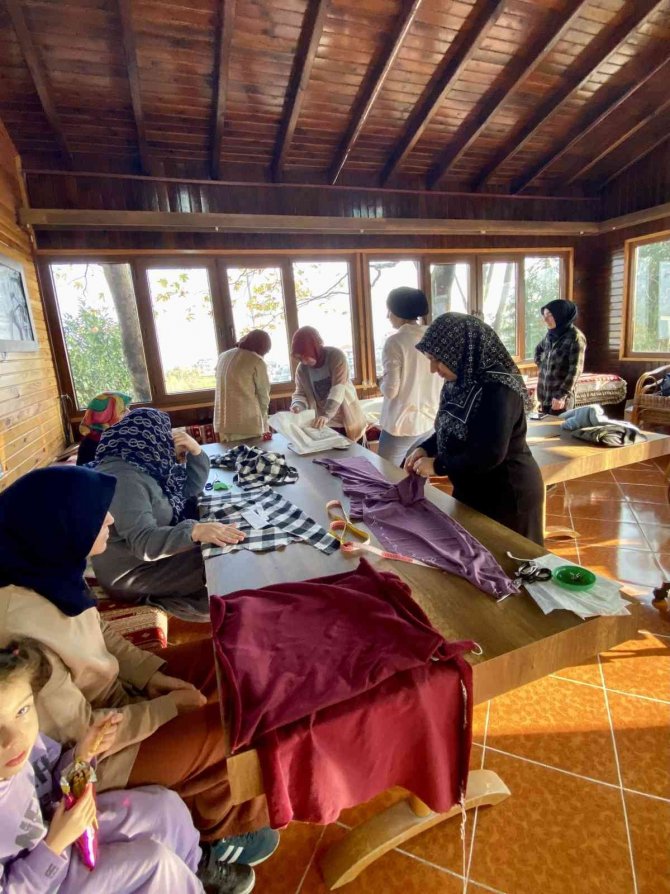 Hamarat Kadınlar ’Geleceklerini Dikiyor’