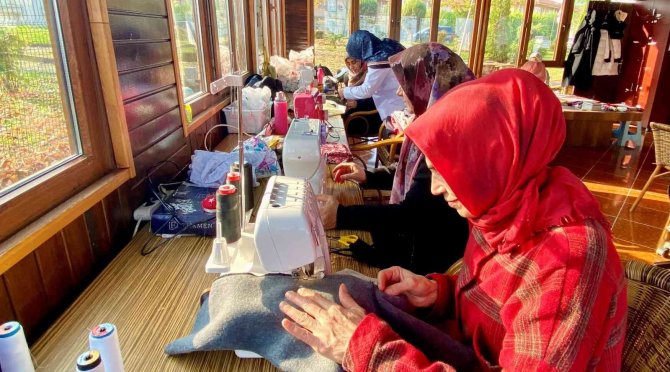Hamarat Kadınlar ’Geleceklerini Dikiyor’