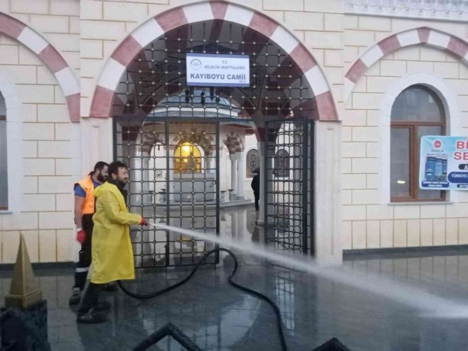 Bilecik’te Bütün Cami Bahçeleri Her Hafta Yıkanarak Cuma Namazına Hazırlanıyor