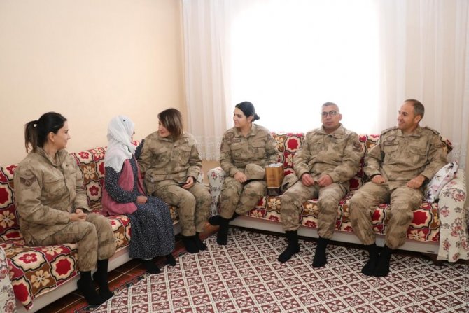 Jandarma Personeli Şehit Ailelerini Yalnız Bırakmadı
