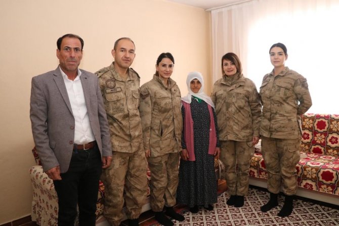 Jandarma Personeli Şehit Ailelerini Yalnız Bırakmadı