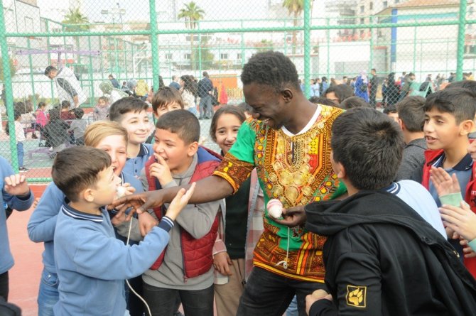 Senegalli Mustafa, Cizreli Çocuklarla Hem Eğlendi Hem De Eğlendirdi