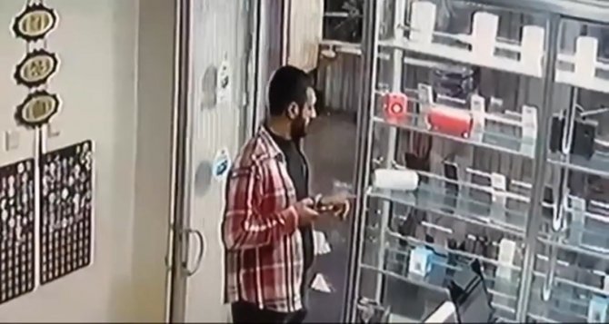 Dükkanda Kimsenin Olmadığı Anlayan Hırsız, Vitrindeki Telefonu Çaldı