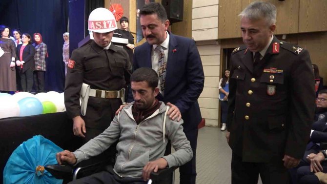 Şarkıyı Unutup Gözyaşlarına Boğulunca Şarkıyı Davetlilerle Birlikte Söyledi