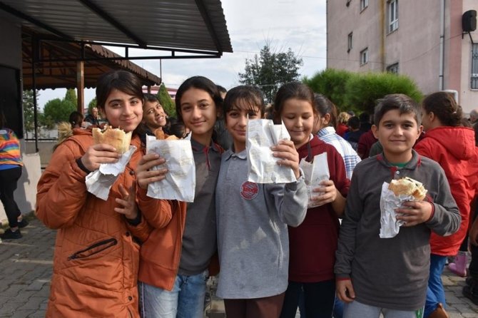 Germencik’te 700 Öğrenciye Balık Ekmek Dağıtıldı