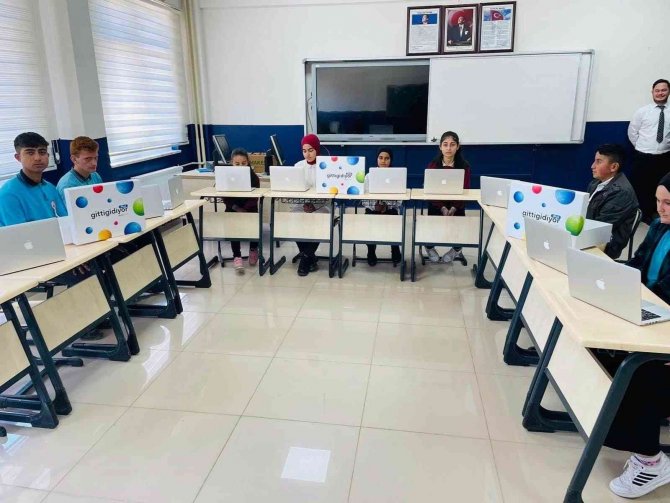 Köy Derneğinden Çamoluk İlçesindeki Okullara Bilgisayar Sınıfı