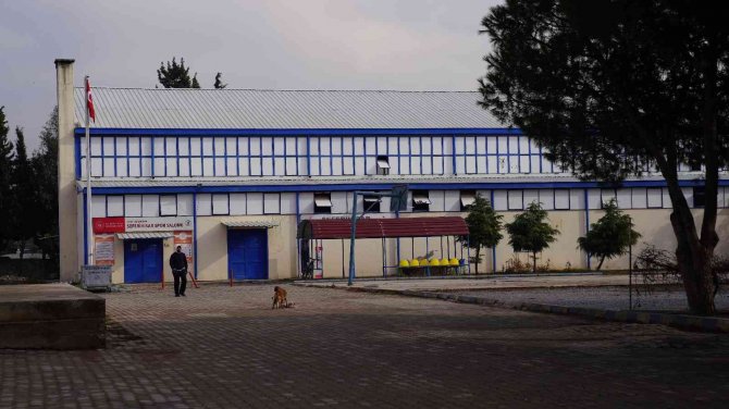 Seferihisar’da Yakılan Spor Salonu Yıkılıyor: Sporcular Mağdur Oldu