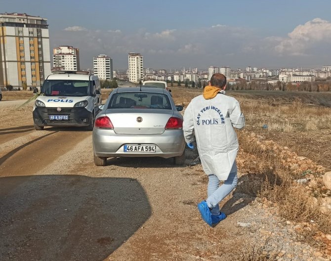 Park Halindeki Araçta Ceset Bulundu