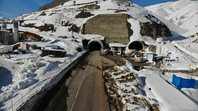 Eğibel’e Kar Düştü, Tünel Tek Şeritten Ulaşıma Açıldı