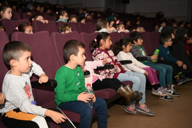 Çocuklar Tiyatro Oyunu İle Hem Eğlendi Hem Dostluğu Öğrendi