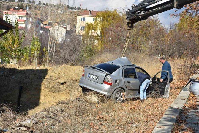 Yoldan Çıkan Otomobil Şarampole Uçtu: 2 Yaralı