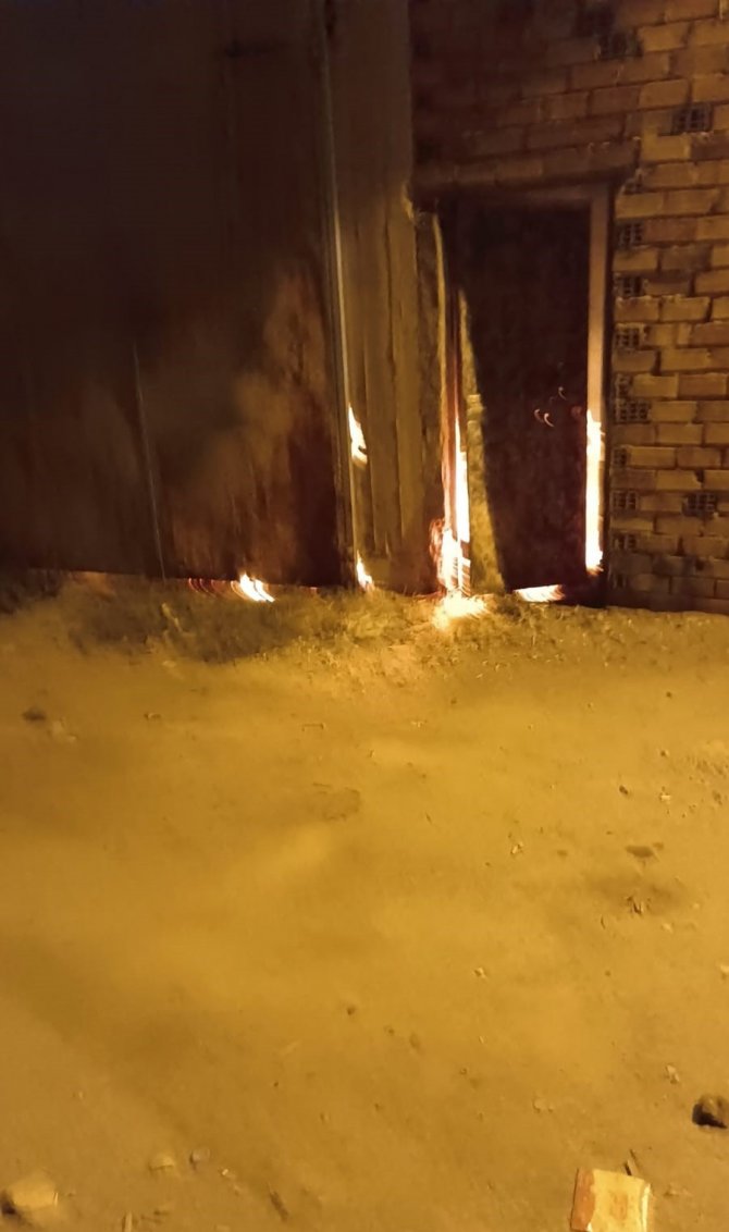 İ̇ş Yerinde Çıkan Yangında Araç Parçaları Küle Döndü