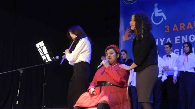Şarkıyı Unutup Gözyaşlarına Boğulunca Şarkıyı Davetlilerle Birlikte Söyledi