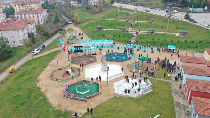 Bu Parkta Otomobil Lastikleri Salıncak, Elektronik Atıklar Aydınlatma Direği