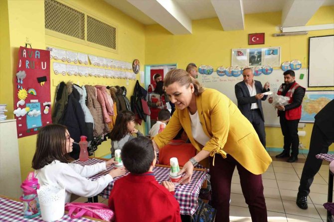 Aşevinin Kazanları Onlar İçin Kaynıyor
