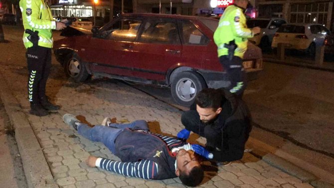 Kazada Yaralanan Sürücüye İlk Müdahaleyi Yoldan Geçen Sağlık Çalışanı Yaptı