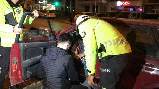 Kazada Yaralanan Sürücüye İlk Müdahaleyi Yoldan Geçen Sağlık Çalışanı Yaptı