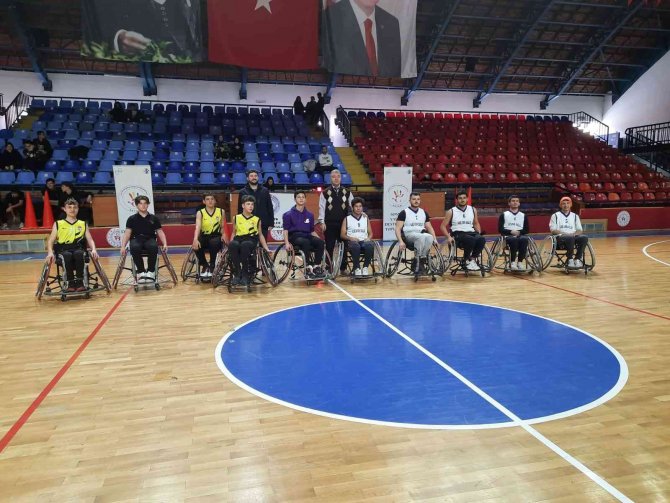Lise Öğrencileri Tekerlekli Sandalye İle Basketbol Maçı Oynadı
