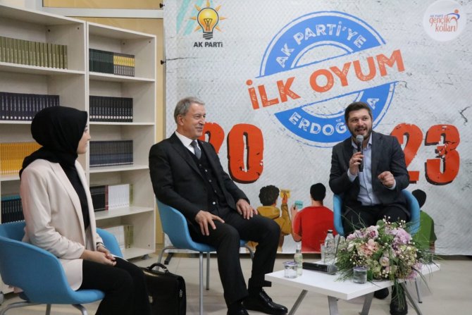 Gençler İstedi, Bakan Akar Cumhurbaşkanı Erdoğan’ı Telefonla Aradı