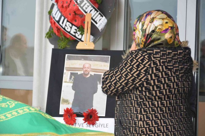 Kalp Krizinden Hayatını Kaybeden Öğretmen Son Yolculuğuna Uğurlandı