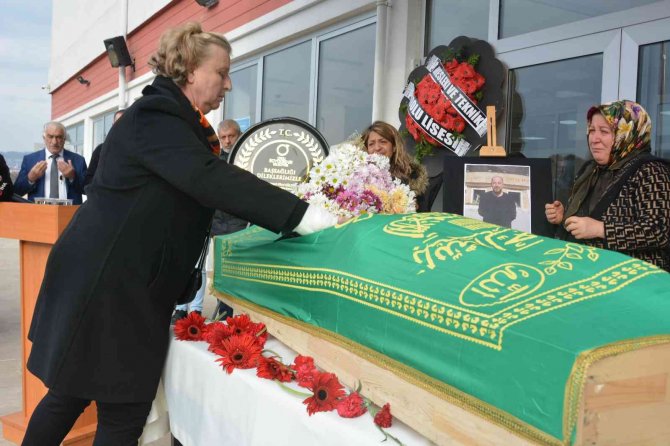 Kalp Krizinden Hayatını Kaybeden Öğretmen Son Yolculuğuna Uğurlandı