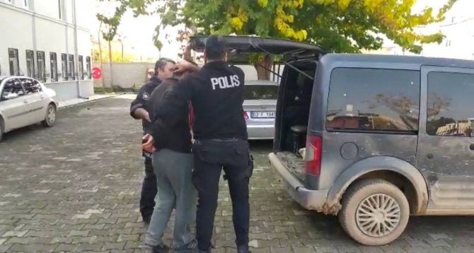 Eşine Kalkan Olmak İsteyen Polise Saldırdı