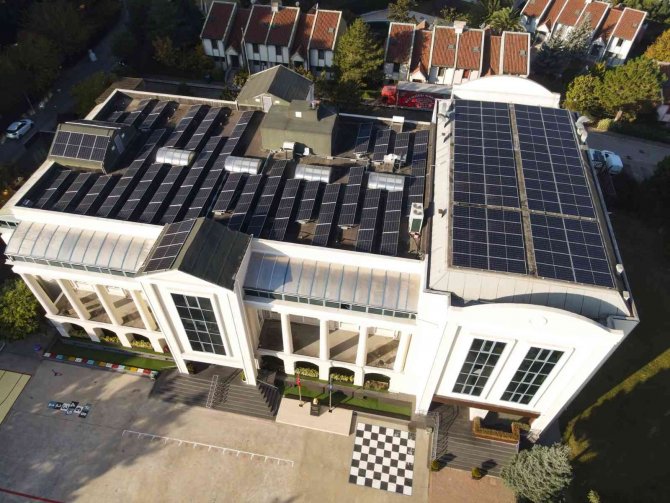 Çatıya Kurdukları Güneş Panelleri İle Okulun Tüm Enerjisini Karşıladılar